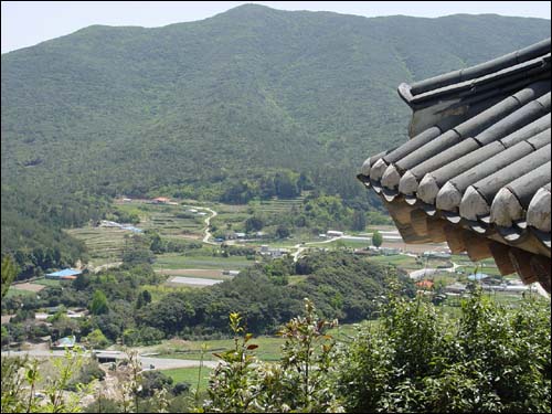 동천석실에서 내려다 보면 멀리 주산인 격아봉 아래 낙서재와 무민당, 조산등이 한눈에 보인다. 